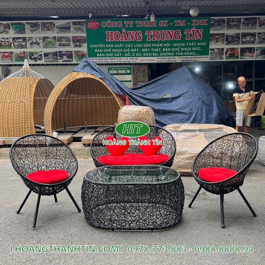 Bàn ghế đi kèm xích đu HTT 1
