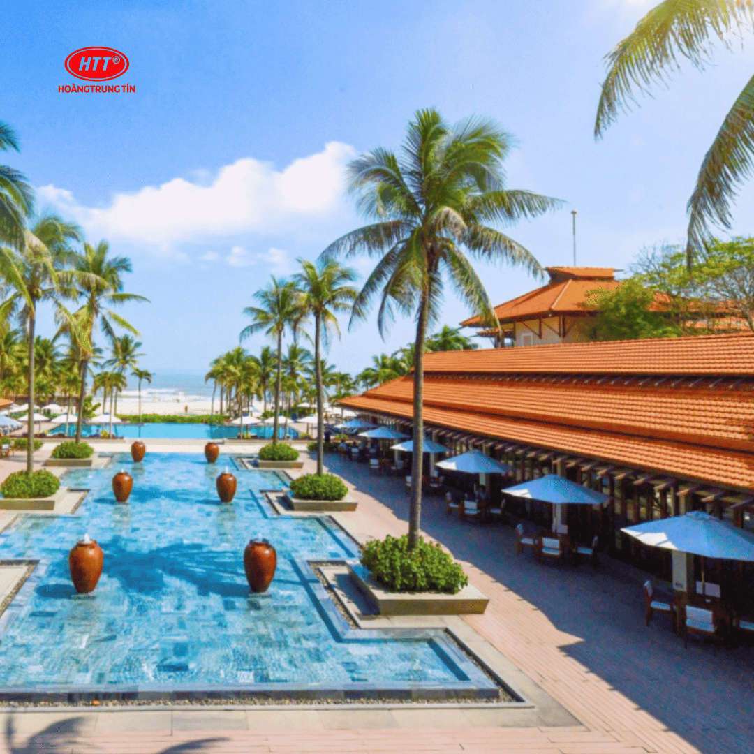 Bàn ghế ngoài trời cho resort & hồ bơi: chọn chất liệu chịu nắng mưa bền nhất