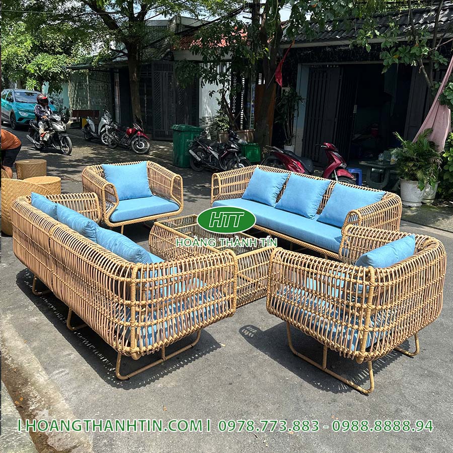 Bộ sofa nhựa m&acirc;y m&agrave;u v&agrave;ng với nệm ngồi xanh dương c&ugrave;ng b&agrave;n tr&agrave; thấp