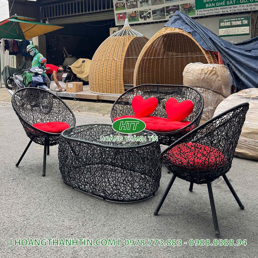 Bộ bàn ghế đen HTT 1 chụp nghiêng - ghế băng đôi và hai ghế đơn quanh bàn kính, nệm đỏ nổi bật