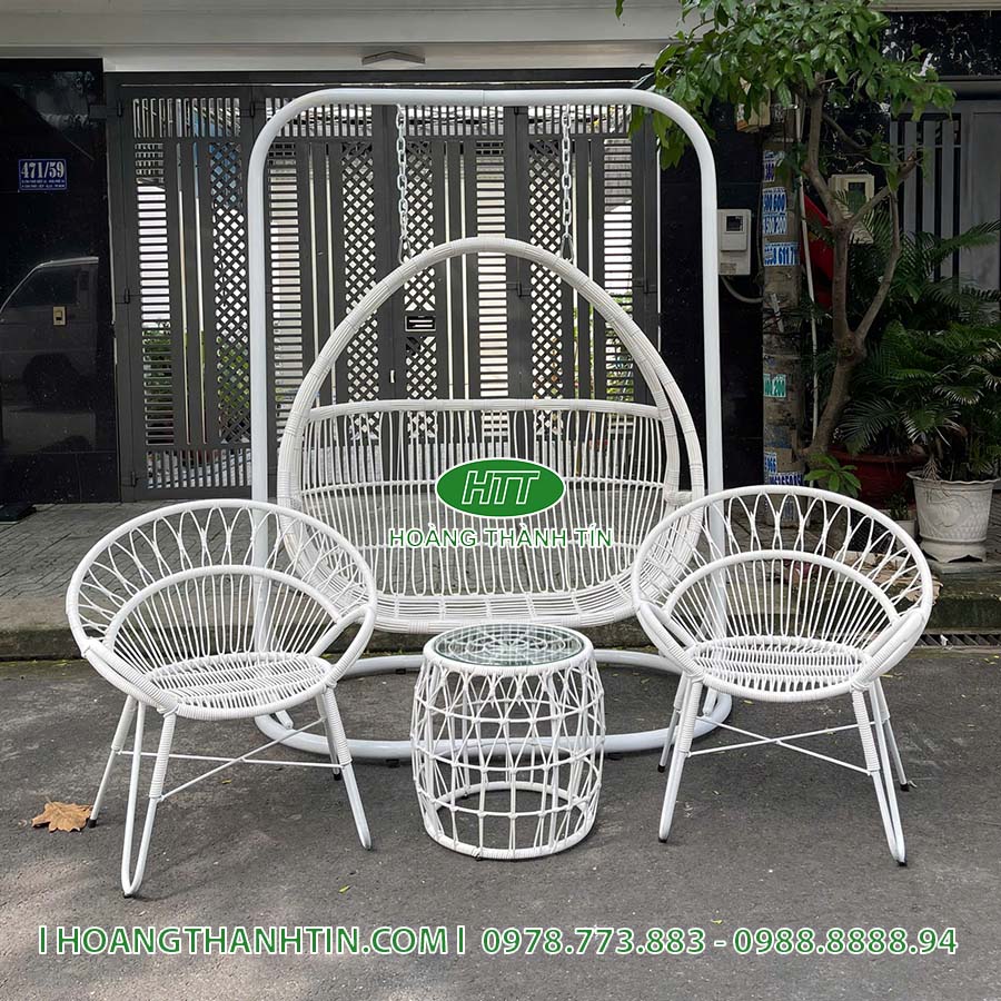 Bộ bàn ghế xích đu HTT 1 nhìn chính diện - hai ghế trắng hai bên, bàn tròn ở giữa, xích đu đôi phía sau