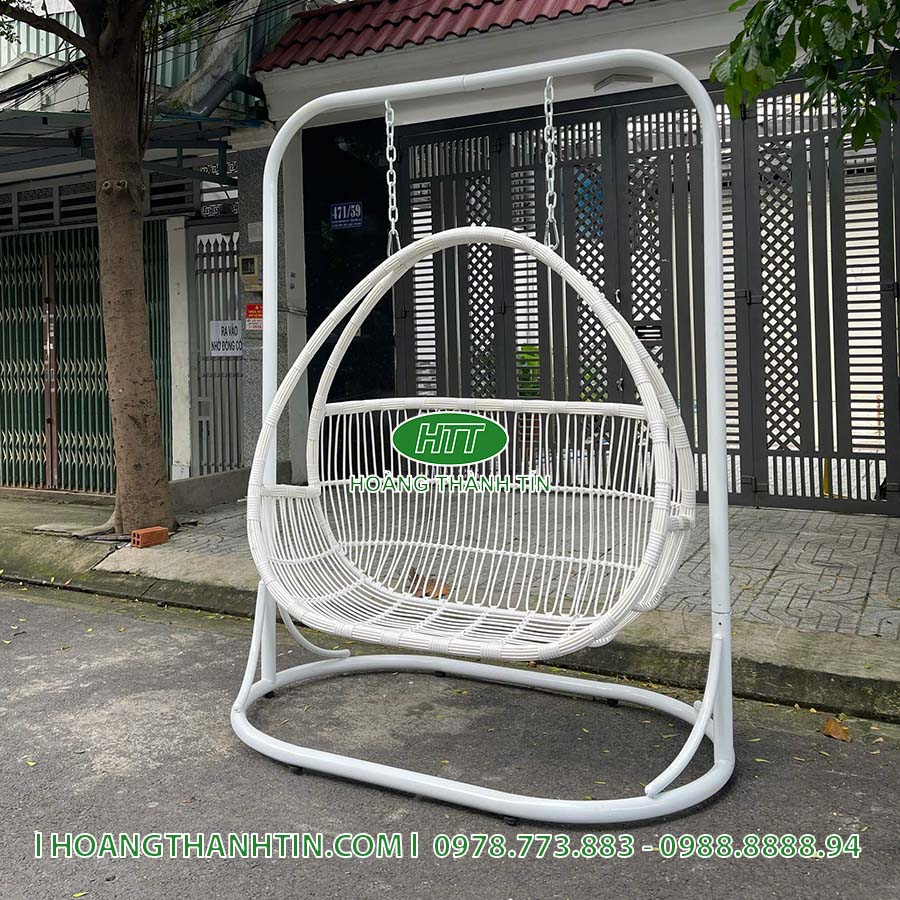 Xích đu HTT 2 - xích đu đôi nhựa giả mây trắng khung sắt uốn vòm, thân ghế đan sọc dọc, tựa lưng cao