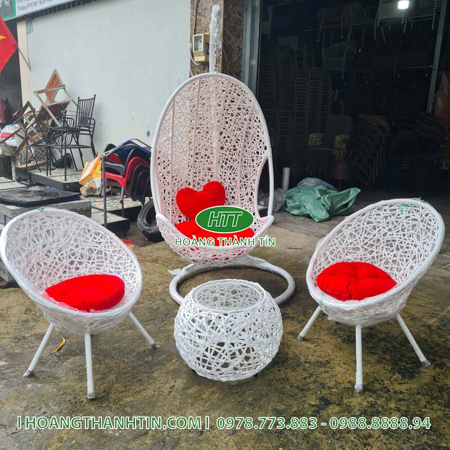 Combo xích đu bàn ghế HTT 2 - xích đu đơn trắng, 2 ghế lòng tròn nệm đỏ và bàn tròn đan dáng quả cầu màu trắng