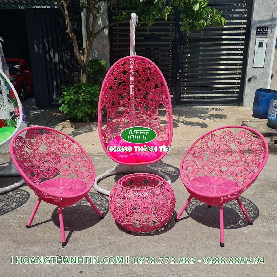 Combo xích đu bàn ghế HTT 3 - bộ màu hồng gồm xích đu đơn, 2 ghế lòng tròn và bàn đan dáng cầu, đan hoa văn nổi