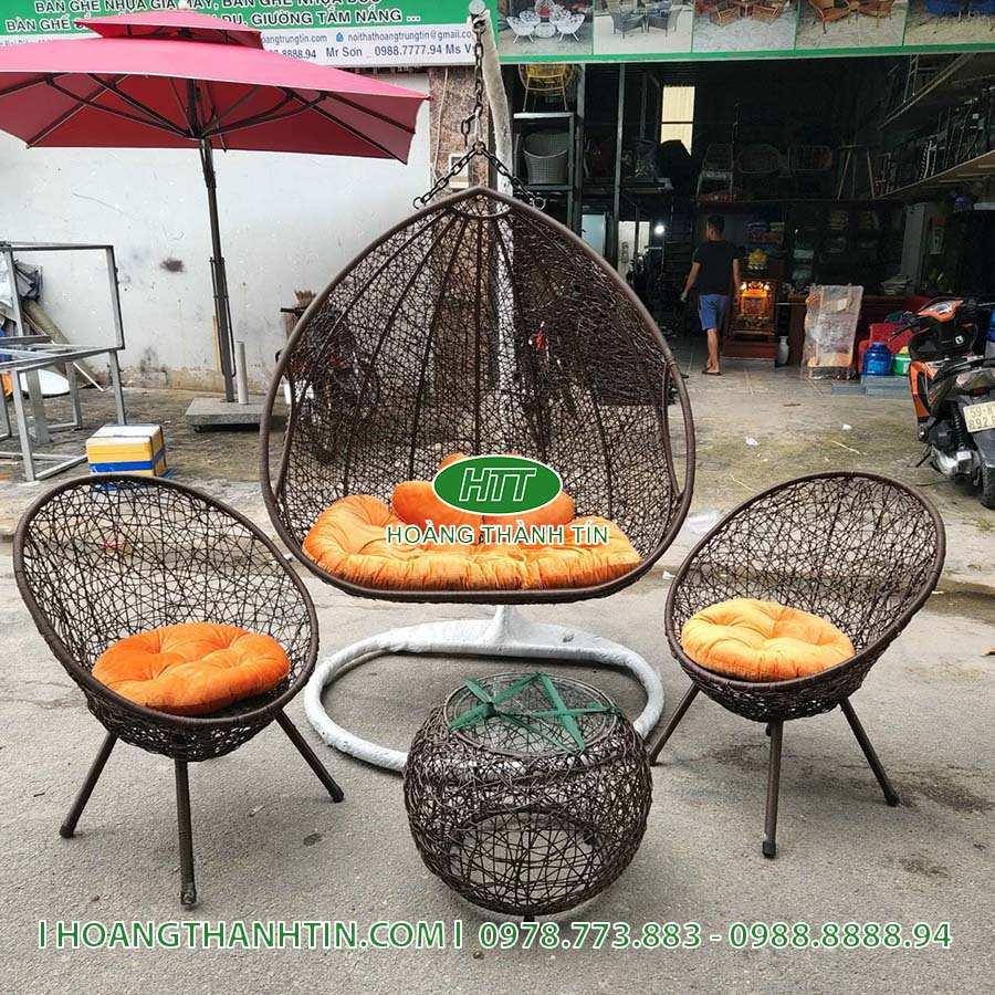 Combo xích đu bàn ghế HTT 5 - xích đu đôi nâu socola, 2 ghế lòng tròn nệm cam và bàn đan tròn, đặt sân ngoài trời
