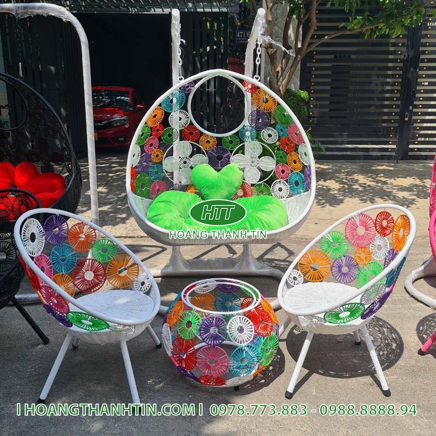 Combo xích đu bàn ghế HTT 10 - xích đu đôi nền trắng đan hoa văn nhiều màu, 2 ghế lòng tròn và bàn đan cầu cùng họa tiết