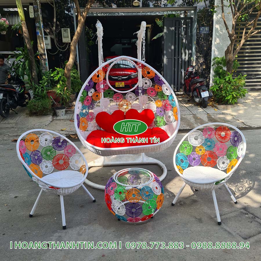 Bộ xích đu bàn ghế HTT 10 với gối tựa hình trái tim đỏ, hai ghế hoa văn hai bên và bàn cầu hoa văn ở giữa