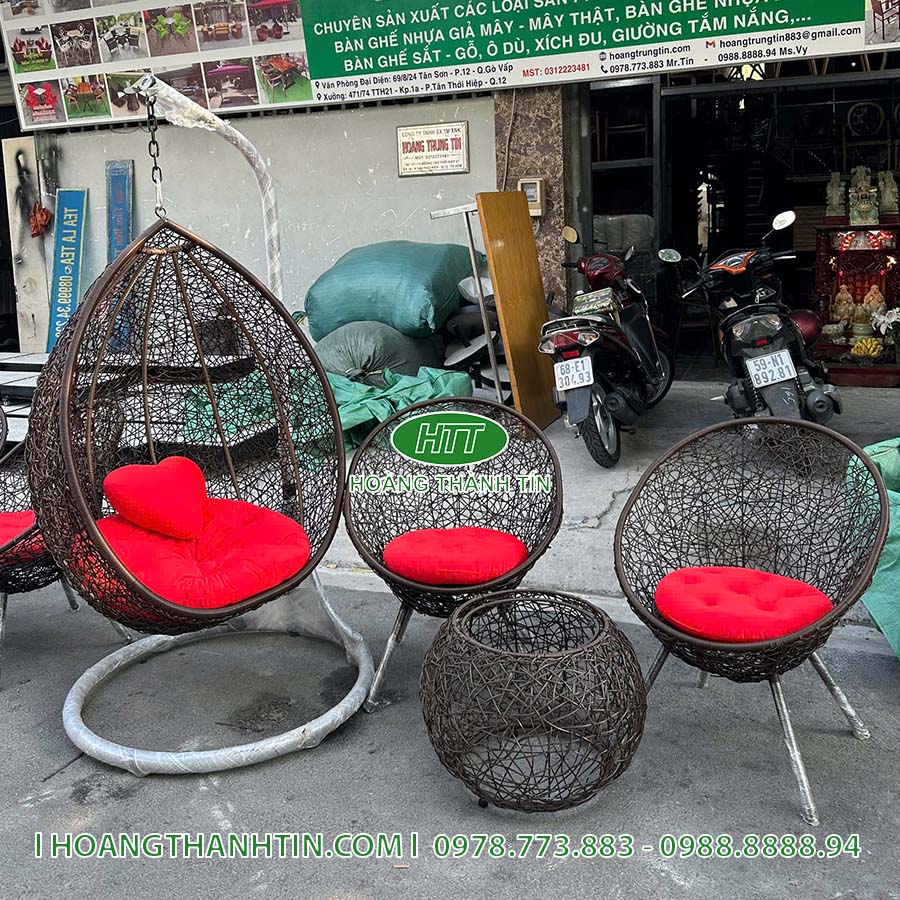 Combo xích đu bàn ghế HTT 9 bản nâu đậm - xích đu đơn nâu nệm đỏ, ghế lòng tròn và bàn đan tròn cùng tông