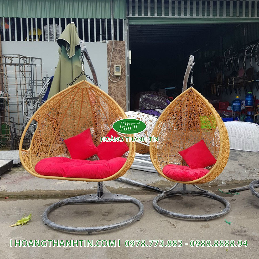 Xích đu HTT 3 - xích đu đôi sợi giả mây vàng nâu, nệm đỏ dày, chân đế tròn tự đứng