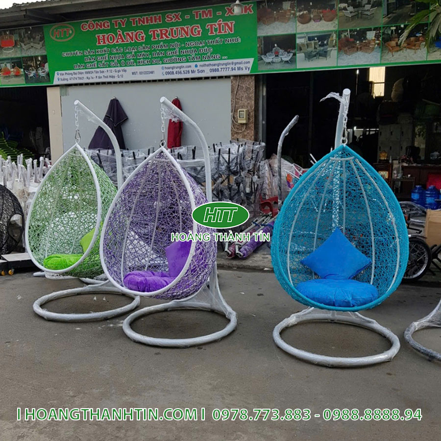 Xích đu HTT 4 - ba chiếc xích đu đơn nhựa giả mây màu xanh lá, tím và xanh dương, khung sắt trắng