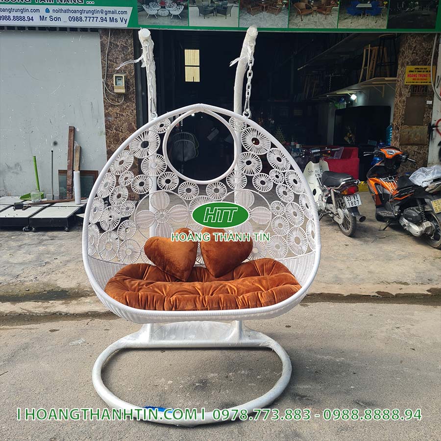 Xích đu HTT 5 - xích đu đôi khung trắng đan hoa văn bông tròn, nệm cam đất dày, chân đế chữ C