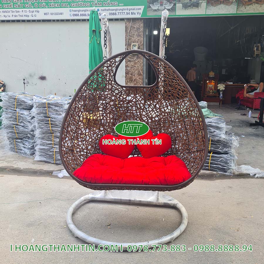 Xích đu HTT 6 - xích đu đôi nhựa giả mây màu nâu socola, nệm đỏ dày, khung sắt trắng vành đế tròn