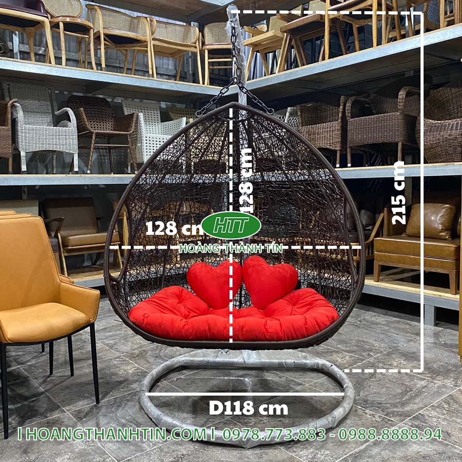 Xích đu HTT 7 - xích đu đôi nhựa giả mây đen nệm đỏ, cao 215cm, lòng ghế rộng 128cm, vành đế tròn D118cm