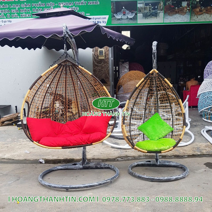 Xích đu HTT 3 phối hai màu nệm - một chiếc nệm đỏ và một chiếc nệm xanh lá, thân ghế vàng nâu giả mây
