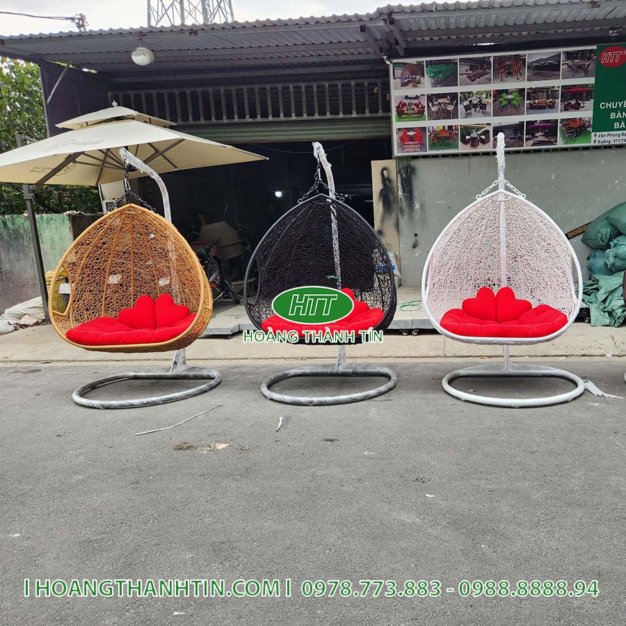 Xích đu HTT 9 - ba chiếc xích đu đơn nhựa giả mây màu vàng nâu, đen và trắng cùng nệm đỏ, khung sắt trắng