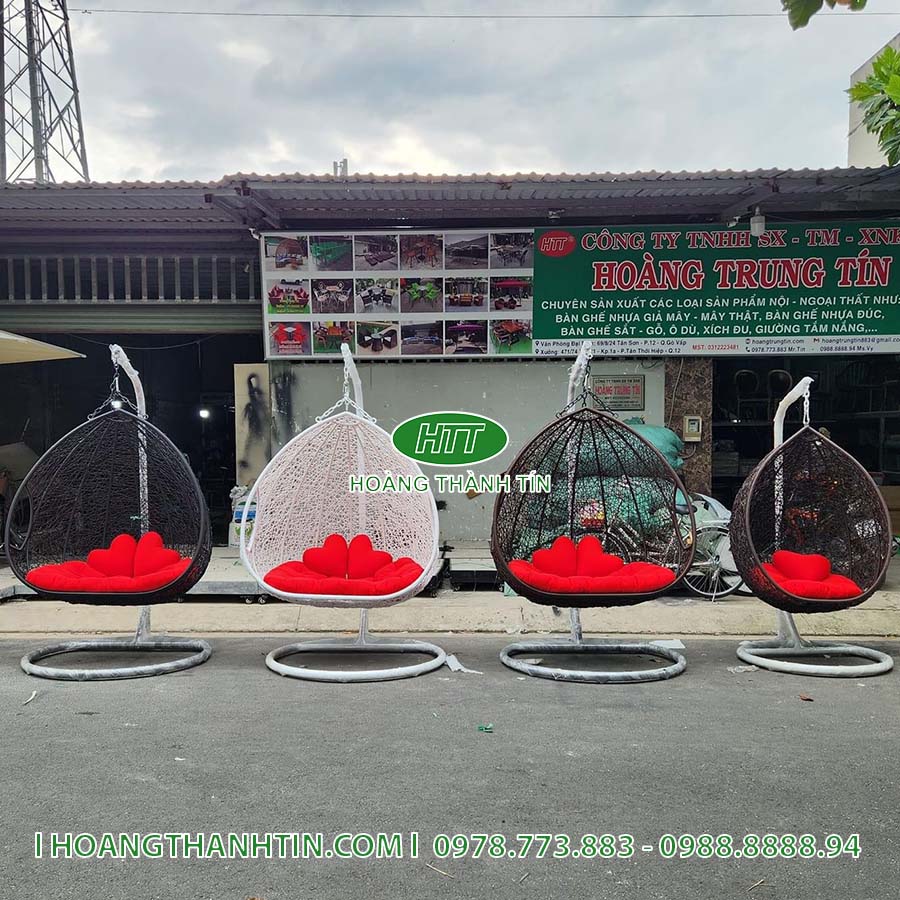Dãy xích đu đơn HTT 9 xếp thành hàng tại xưởng Hoàng Thành Tín, thân đen và trắng, nệm đỏ đồng bộ