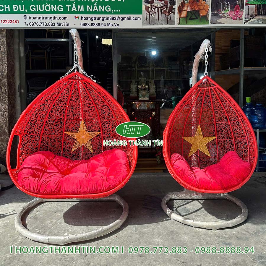 Xích đu HTT 10 - hai chiếc xích đu nhựa giả mây màu đỏ đan hình ngôi sao vàng năm cánh, nệm đỏ