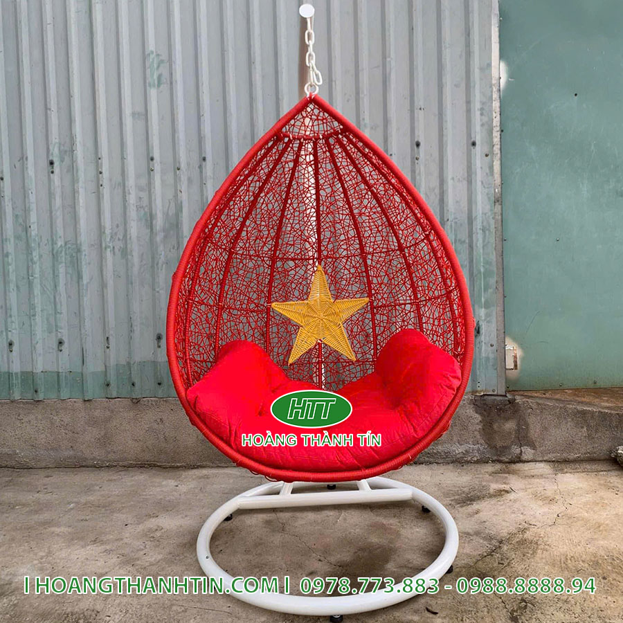 Xích đu đơn HTT 10 màu đỏ với ngôi sao vàng năm cánh, khung sắt trắng, nệm đỏ dày