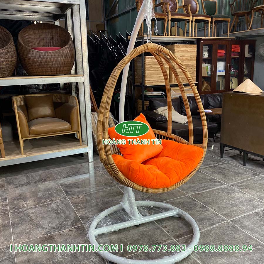 Xích đu HTT 11 - xích đu đơn nhựa giả mây màu vàng nâu, nệm cam, khung sắt sơn tĩnh điện trắng
