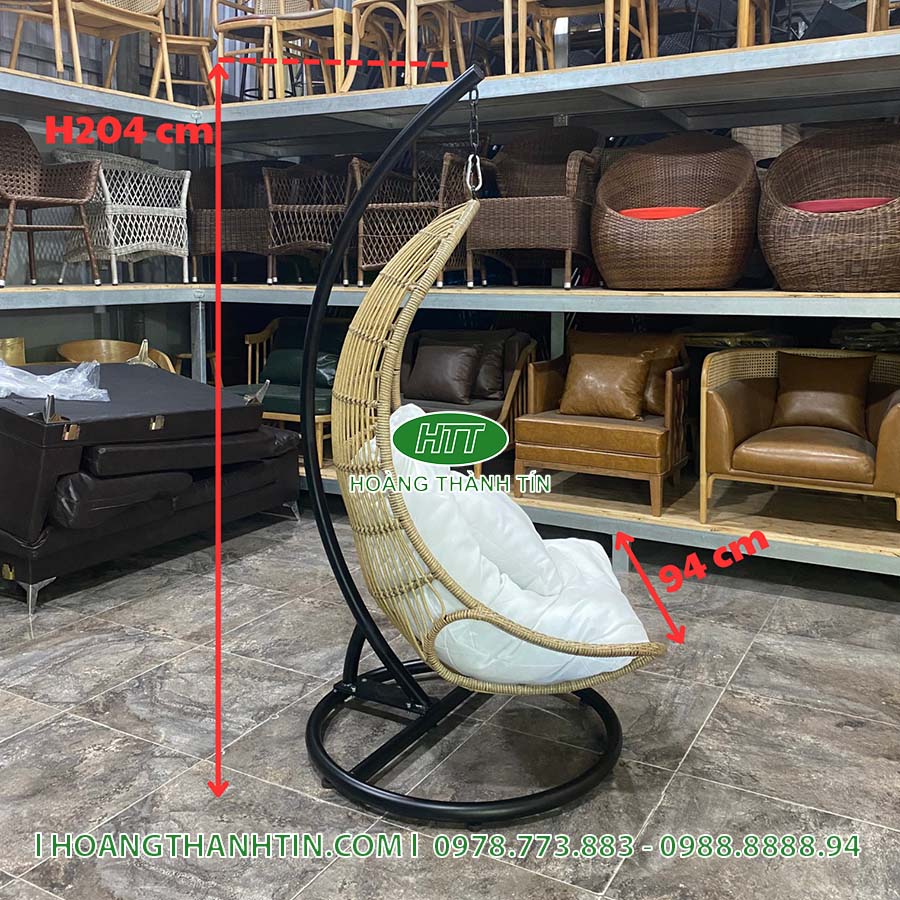 Xích đu HTT 13 - xích đu đơn dáng lá thân giả mây vàng nhạt, khung sắt đen, nệm trắng kem, cao 204cm