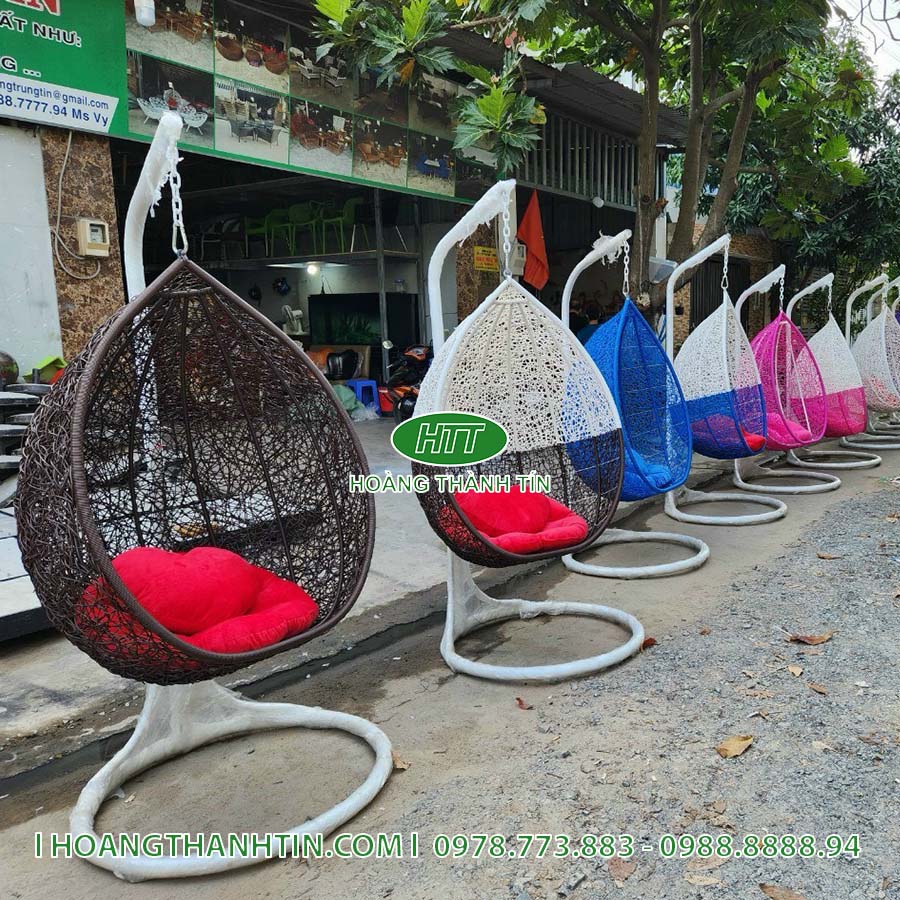 Xích đu HTT 14 - dãy xích đu đơn nhựa giả mây nhiều màu nâu, trắng, xanh dương, hồng xếp hàng tại xưởng