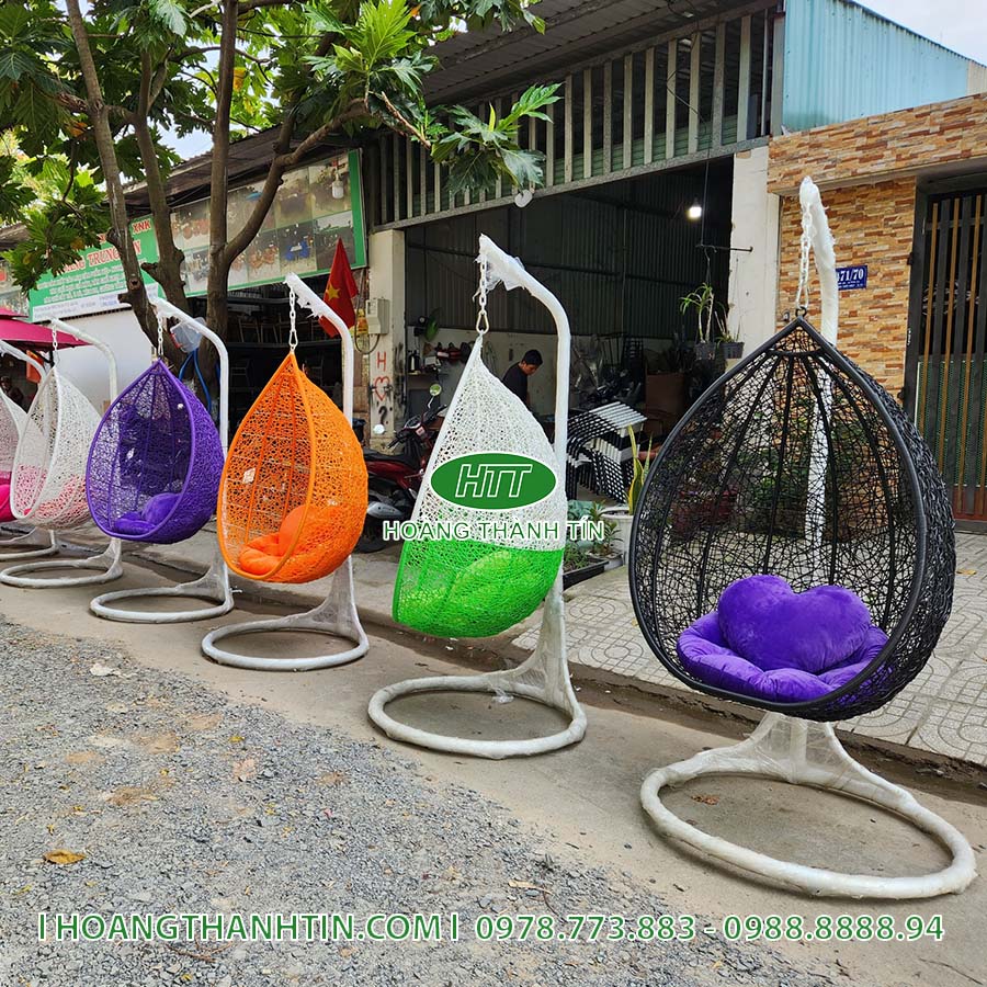 Các mẫu xích đu HTT 14 màu tím, cam, xanh lá và đen phối tím, khung sắt trắng, vành đế tròn