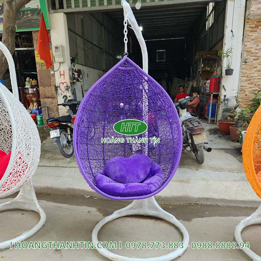 Xích đu HTT 15 - xích đu đơn nhựa giả mây màu tím phối trắng, nệm tím, khung sắt trắng vành đế tròn