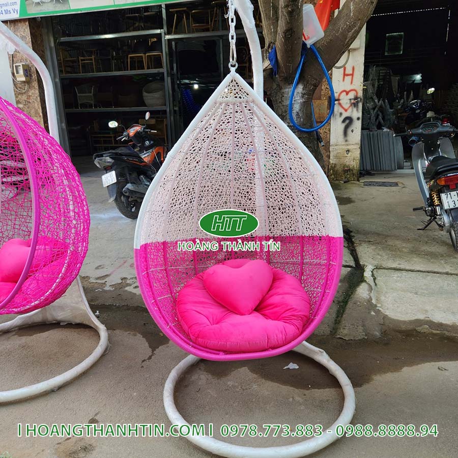 Xích đu HTT 16 - xích đu đơn nhựa giả mây trắng phối hồng, nệm hồng dày, khung sắt trắng