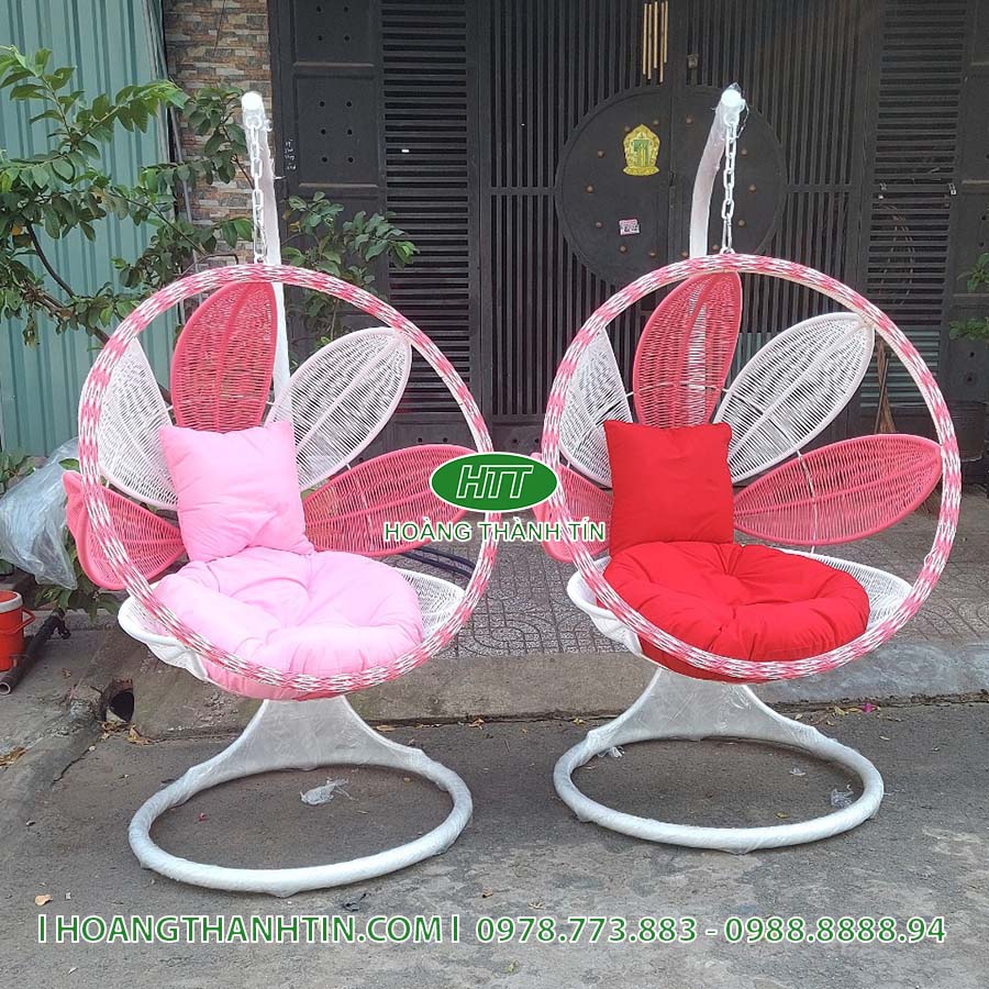 Xích đu HTT 17 - hai chiếc xích đu dáng cánh hoa viền hồng và viền đỏ, nệm tròn dày, khung sắt trắng