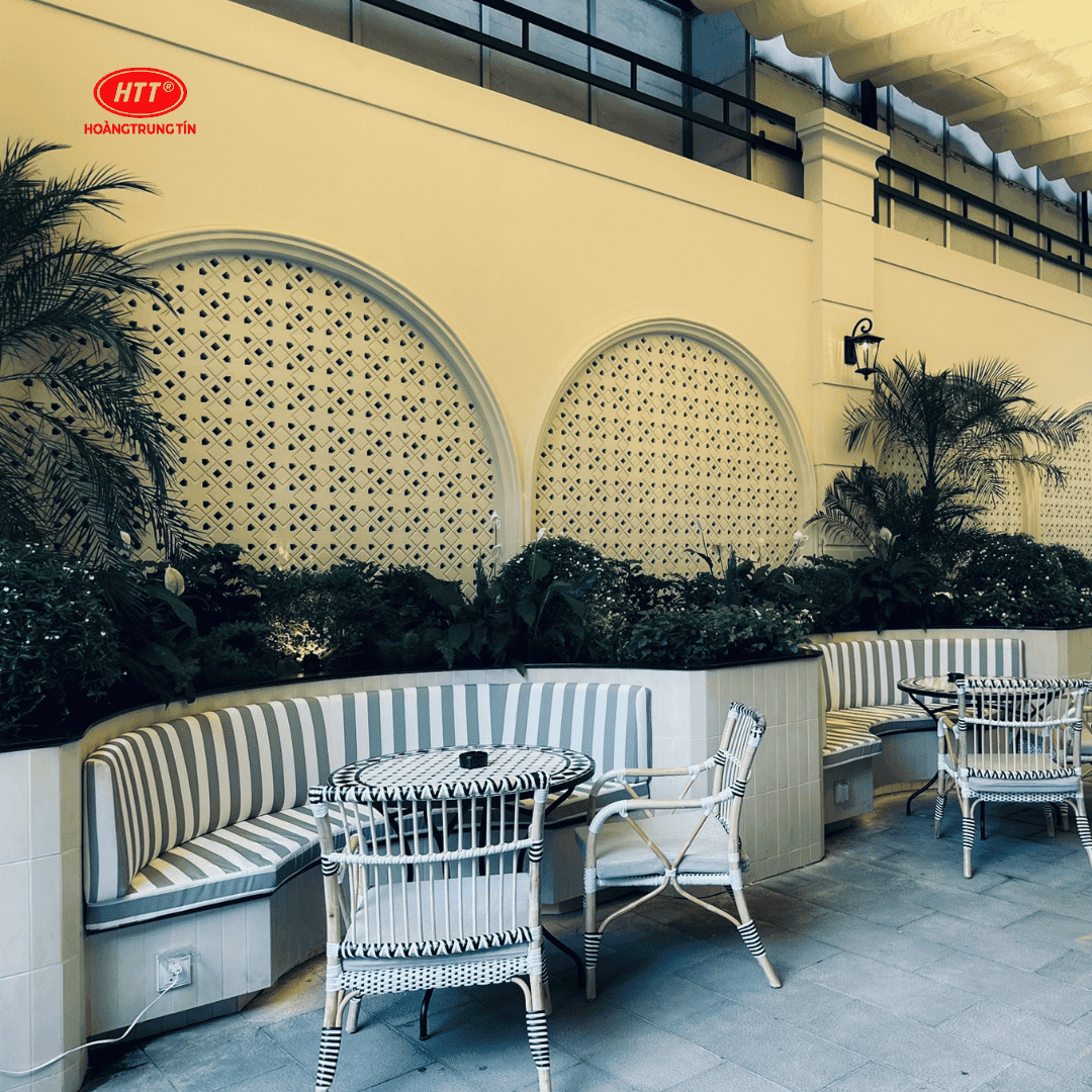 Noire Cafe & Bistro – Quận 1, TP.HCM - hạng mục bàn ghế ngoài trời