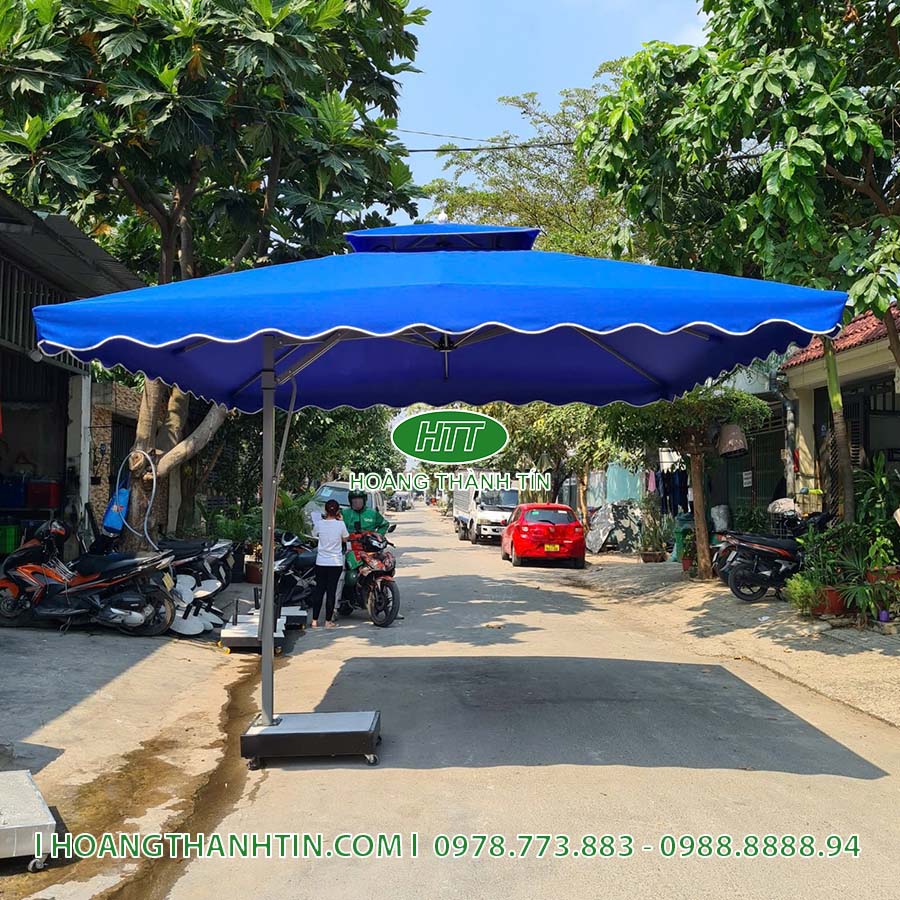 D&ugrave; che nắng vu&ocirc;ng m&agrave;u xanh dương viền s&oacute;ng với trụ nh&ocirc;m v&agrave; đế đ&aacute; nguy&ecirc;n khối