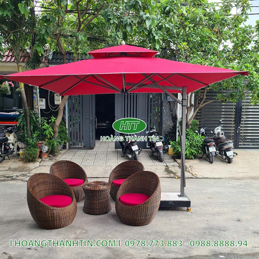 D&ugrave; che nắng vu&ocirc;ng m&agrave;u đỏ hồng với đế đ&aacute; nguy&ecirc;n khối v&agrave; hai ghế trứng nệm hồng đặt dưới d&ugrave;